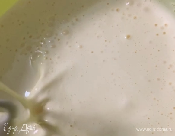 Взбиваем яйца с сахаром до состояния пены — довольно плотной, но жидкой, как сгущенное молоко.