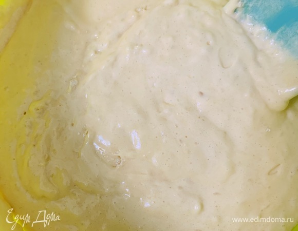 Добавляем просеянную муку с ванилином и аккуратно, чтобы не опало, перемешиваем лопаточкой снизу вверх. И, не дожидаясь однородности, заливаем растопленным, но не горячим маслом. Перемешиваем до однородности.