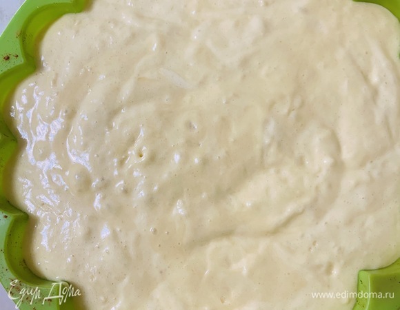 Заливаем яблоки тестом.