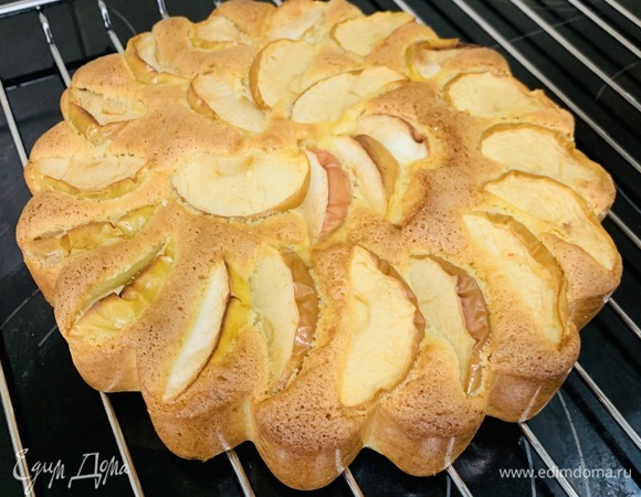 Достаем из формы, ставим на решетку для основания.