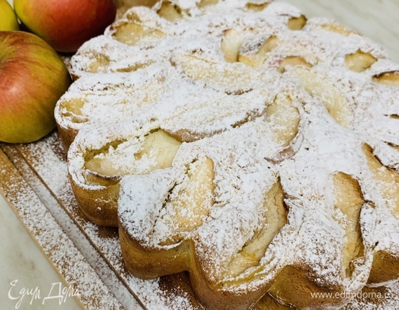 Подаем с шариком сливочного мороженого.