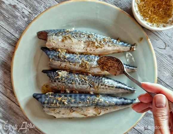 Скумбрию выпотрошить, промыть. Для маринада смешать все ингредиенты (чеснок я пропустила через пресс). Очищенную рыбку смазать маринадом снаружи и внутри. Оставить минут на 20.