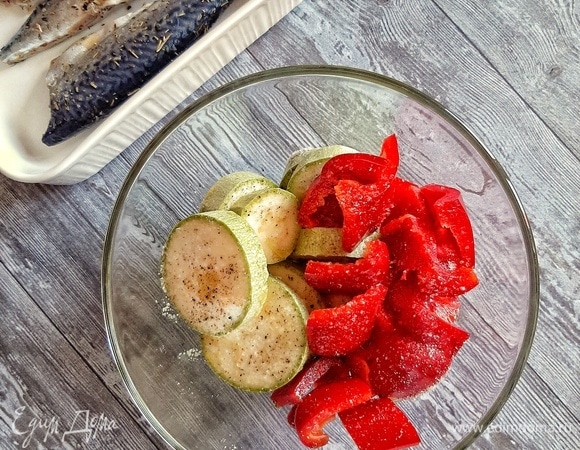 Кабачок и перец нарезаем крупно. Добавляем немного оливкового масла, солим и перчим.