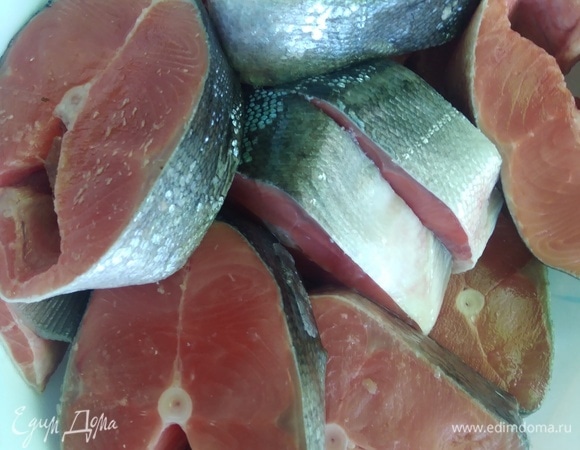Стейки горбуши или кеты разморозить, если нужно. Обсушить.