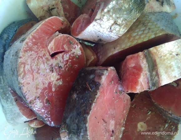 Залить маринадом и поставить в холодильник на 1–2 часа. За это время стейки отлично впитают в себя маринад.