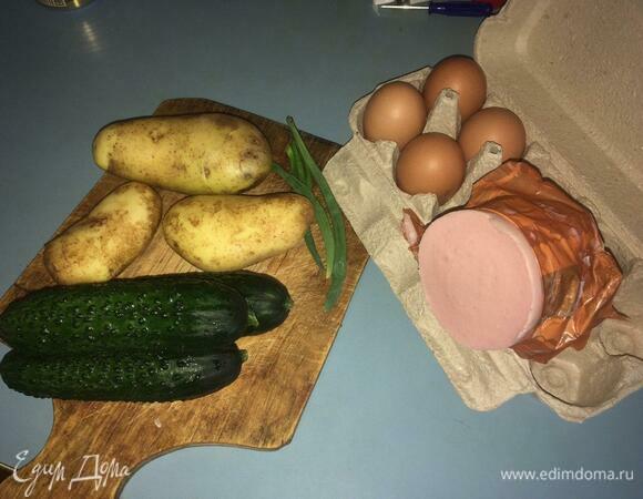 Подготовим ингредиенты: картофель и яйца отварить и остудить. Огурцы и зелень помыть.
