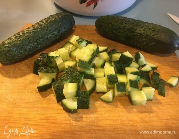Огурцы нарезать на среднего размера кусочки.