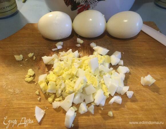 Мелко режем яйца.