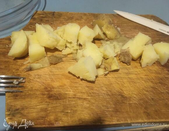 Картофель нарезаем средними кусками. У меня картофель молодой, поэтому вместе с кожурой.