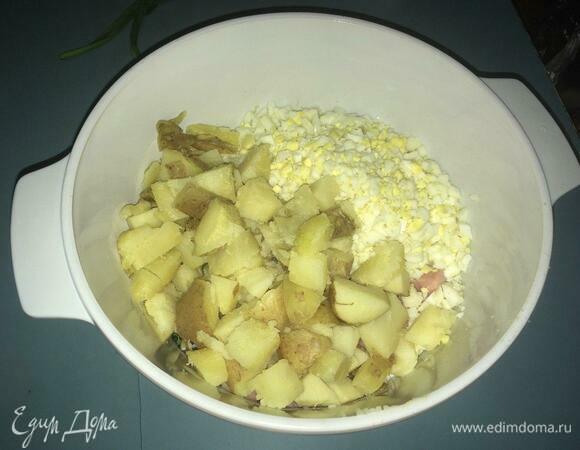 Все ингредиенты складываем в удобную глубокую тарелку или салатницу, солим.