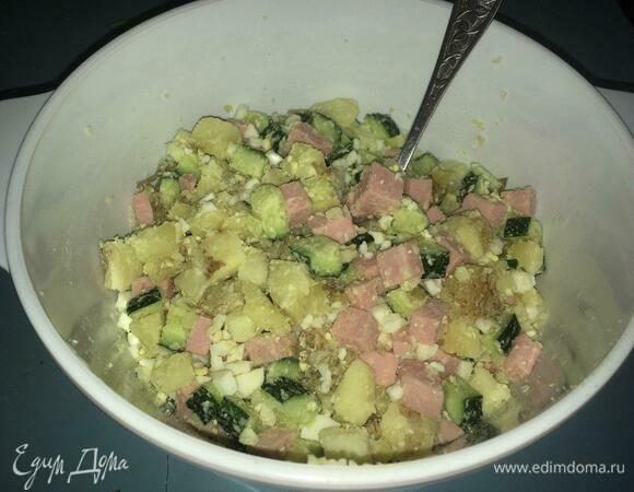 Перемешиваем. Именно в таком виде лучше всего хранить окрошку. Квас, майонез и зелень применять к уже разложенной по тарелкам заготовке. Подавать в холодном виде.