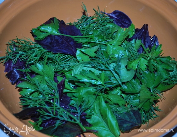 В тарелку выложить разную зелень или листья салата, которые у вас есть. У меня укроп, петрушка и базилик.