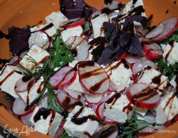 Редиску нарезать тонкими кружочками. Брынзу нарезать на кубики и выложить все на свежую зелень. Поперчить и посолить по вкусу. Сбрызнуть маслом (у меня чесночное масло) и полить бальзамическим соусом. Добавить сверху свежую мяту.