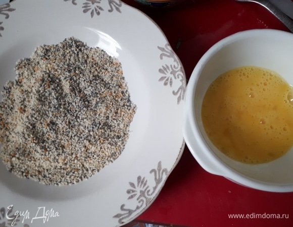 Взбейте яйцо и смешайте панировочные сухари с маком.