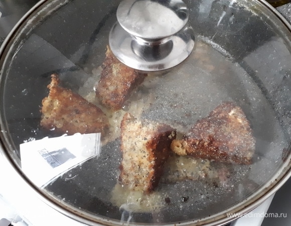 Нарежьте камамбер на 8 долек. Обмакните в яйцо, затем обваляйте в сухарях, и так 2–3 раза, чтобы сформировалась плотная корочка. Обжарьте камамбер на сильном огне со всех сторон, затем убавьте огонь, накройте крышкой и оставьте на полминутки, чтобы камамбер расплавился внутри.