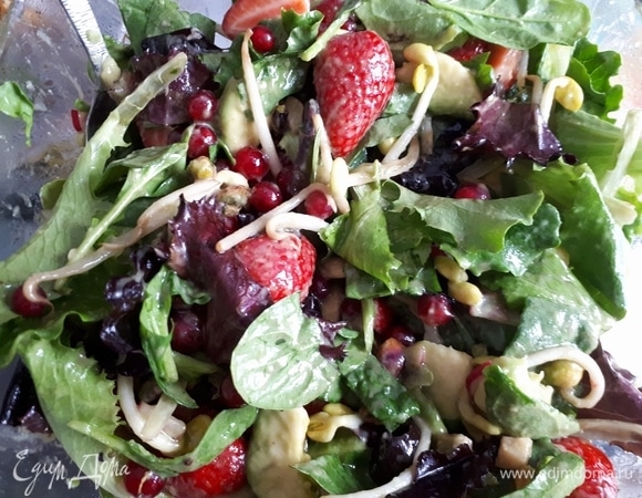 Для салата нарежьте крупно клубнику и шпинат, обжарьте фисташки и перемешайте все ингредиенты. Слегка посолите.