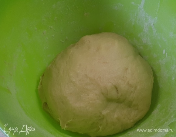 Сначала надо сделать опару. В теплом молоке развести дрожжи и 1 ст. л. сахара, оставить до появления шапочки. В это время смешать яйца, йогурт и подсолнечное масло. Всыпать оставшийся сахар и соль. В эту смесь вылить поднявшуюся опару и все хорошо перемешать. Постепенно всыпать муку и замесить эластичное тесто. Оставить в теплом месте на 1,5 часа.