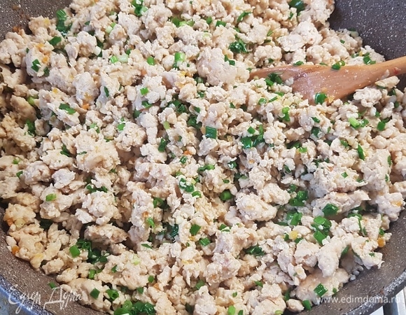 Для начинки обжарить куриный фарш вместе с морковью и луком до готовности. Посолить и поперчить по вкусу. От себя добавила зеленый лук.