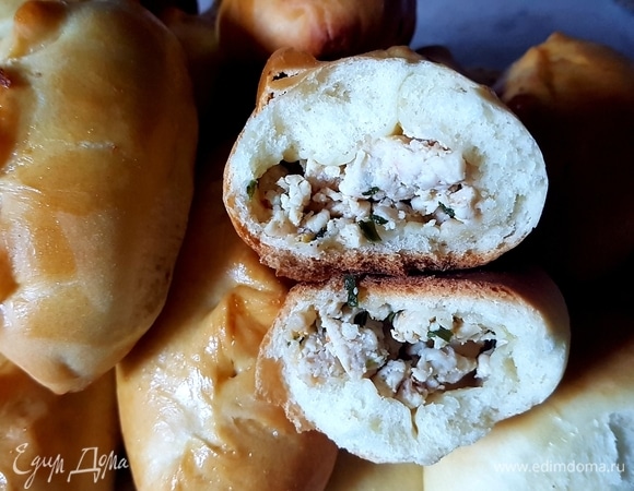 У пирожков тесто пушистое и очень мягкое. Не черствеют несколлько дней.