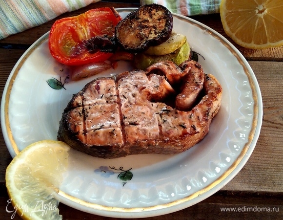 Переложить рыбу на решетку и жарить на мангале до готовности. У меня было готово через 15 минут. Готовую рыбу еще раз сбрызнуть лимоном. Подавать с любым гарниром. Мы ели с салатом из запеченных овощей и трав.