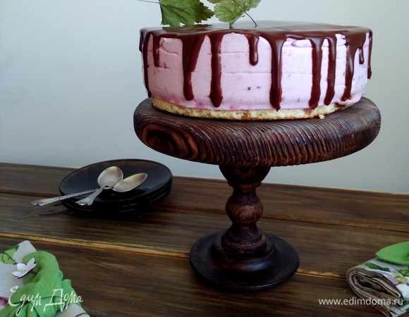 Торт получился не приторно сладким с тонкой ягодной ноткой.