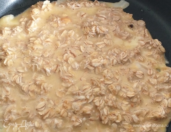 Смешиваем в миске овсяные хлопья, яйцо и молоко, солим по вкусу. Выкладываем на предварительно смазанную маслом и хорошо разогретую сковороду.