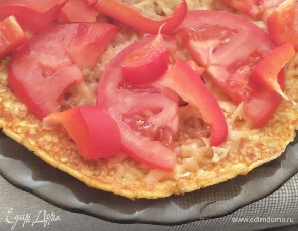 На сыр выкладываем нарезанный дольками помидор, немного солим.