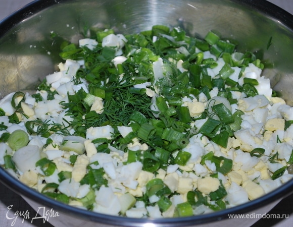 Для начинки я взяла шесть вареных яиц, зеленый лук и свежий укроп. Все нарезала, добавила в начинку перец и соль.