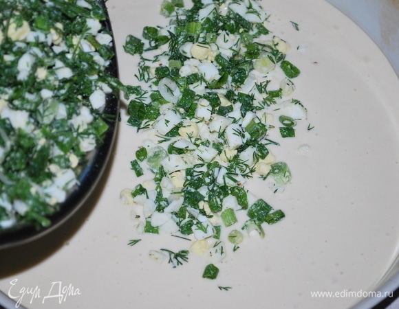 Тесто я сделала из сливок (у меня сливки 10 % скисли, их я и решила использовать для этого теста). Из яиц, сливок, муки я замесила тесто, добавила соль, сахар, растительное масло, ложку майонеза и разрыхлитель. Все хорошо перемешала, по консистенции тесто получилось похожим на тесто для оладий. В самом конце я добавила соду. Форму (у меня форма диаметром 28 см) смазала растительным маслом и вылила половину теста. На тесто выложила всю начинку.