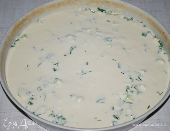 Залила начинку оставшимся тестом. Выпекала пирог при 170°C 45–50 минут, до готовности.