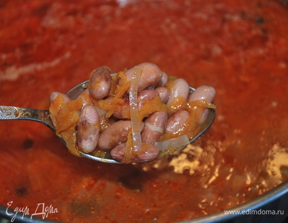 К обжаренной моркови с луком добавила готовую отварную фасоль и налила воды, чтобы она закрыла фасоль.