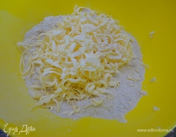 Для теста овсяные хлопья перемолоть в кофемолке и смешать с цельнозерновой мукой, солью, сахаром и разрыхлителем. Холодное сливочное масло натереть на терке и перетереть с мукой в масляную крошку. 2/3 получившейся маслянистой крошки распределите по форме, застеленной бумагой для выпечки, формируя бортики. Оставшуюся крошку смешайте с орехами. Уберите все в холодильник.