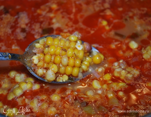 Добавила готовую вареную кукурузу и на медленном огне варила все вместе примерно 10–12 минут. Отрегулировала соль по вкусу.