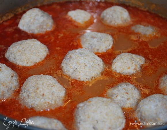 Добавила мясные фрикадельки. Все вместе тушила примерно 20 минут.