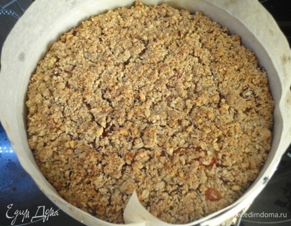 Сверху насыпьте оставшуюся маслянистую крошку, смешанную с измельченными орехами. Выпекайте 40–45 минут. Красивый верх с трещинками.