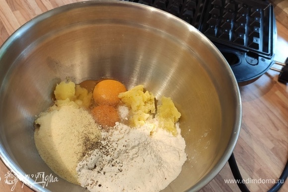 Для теста сначала отварить до готовности очищенный картофель (картофель желательно взять разваривающихся сортов), слить воду, дать выйти пару. Это нужно для того, чтобы удалить из картофеля лишнюю жидкость. Размять в пюре. В миске соединить пюре с остальными ингредиентами, посолить и поперчить, по желанию добавить щепотку мускатного ореха. Вместо сливок можно использовать молоко, а также добавить любую зелень.