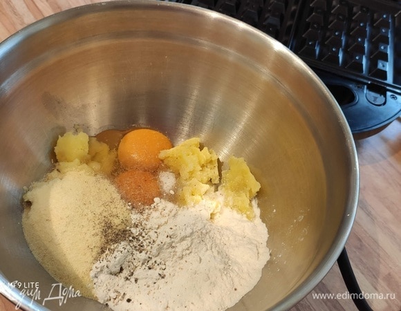 Для теста сначала отварить до готовности очищенный картофель (картофель желательно взять разваривающихся сортов), слить воду, дать выйти пару. Это нужно для того, чтобы удалить из картофеля лишнюю жидкость. Размять в пюре. В миске соединить пюре с остальными ингредиентами, посолить и поперчить, по желанию добавить щепотку мускатного ореха. Вместо сливок можно использовать молоко, а также добавить любую зелень.