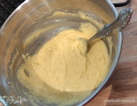 Тщательно перемешать и оставить тесто на 30 минут в покое. Консистенция теста — густой сметаны.