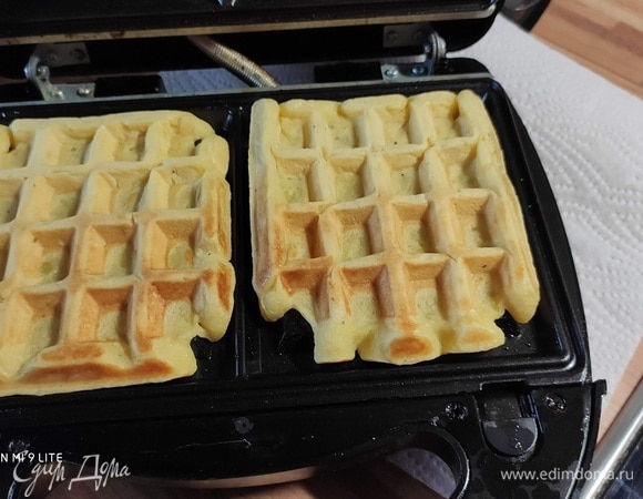 Вафельницу нагреть, смазать растительным маслом, выложить примерно по 1,5 ст. л. теста, выпекать по инструкции. У меня уходит на это приблизительное 6–7 минут, до золотистого цвета.