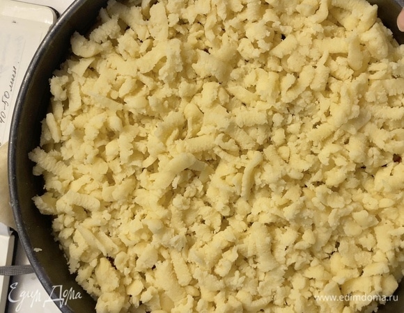 Оставшуюся 1/3 теста натереть на терке, выложить на пирог. Запекать при 180°С 40–45 минут.