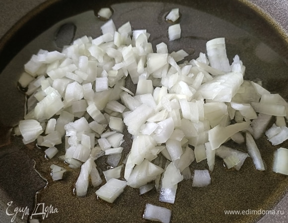 В глубокую сковороду наливаем оливковое масло и обжариваем мелко нарезанный лук до золотистого цвета.