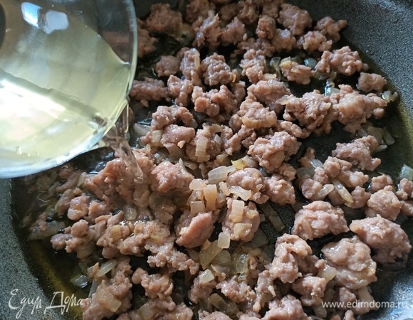 Затем добавляем вино и тушим еще 5–7 минут.