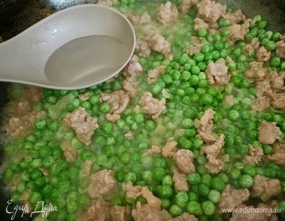 Когда вино почти все испарится, добавим зеленый горошек и половник воды, в которой варятся спагетти. Тушим минут пять.