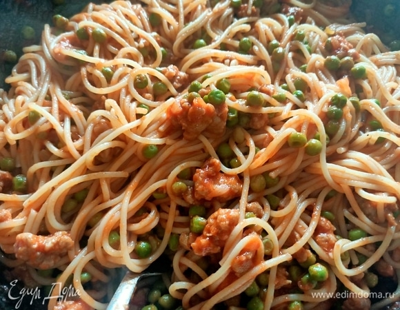 Спагетти отвариваем в подсоленной воде согласно инструкции на упаковке и смешиваем с соусом.