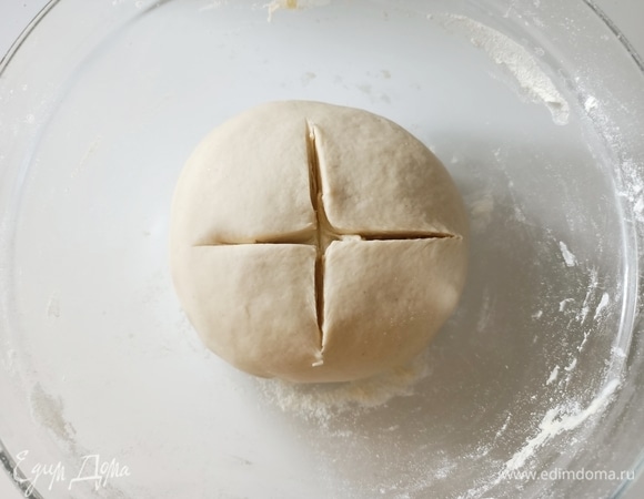 Дрожжи развести в теплой воде, добавить к муке и перемешать. Добавить соль и оливковое масло, вымесить гладкое эластичное тесто. Переложить в глубокую миску, накрыть пищевой пленкой и поставить в теплое место на 2 часа.