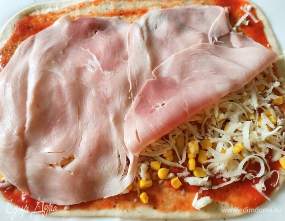 Затем выкладываем кукурузу, сыр и ветчину.