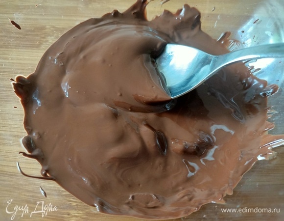 Шоколад мелко порубить и растопить на водяной бане.