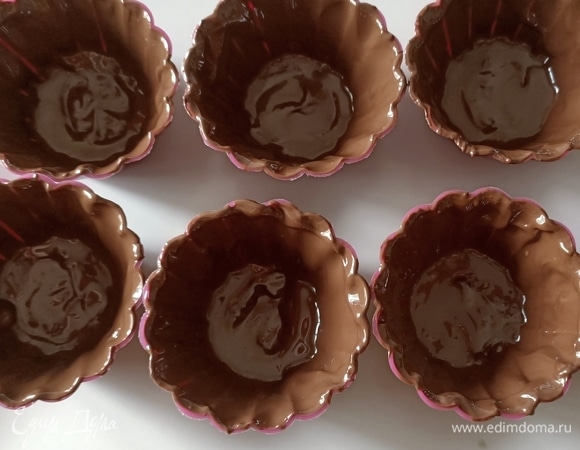 Силиконовые формы покрыть изнутри шоколадом. Поставить в холодильник на 30 минут.