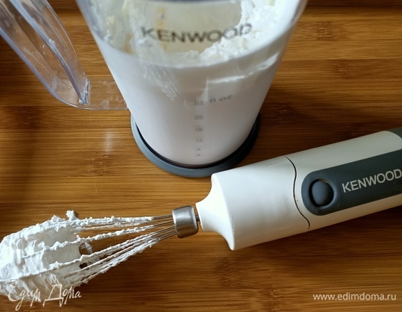 Хорошо охлажденные сливки и маскарпоне соединить и взбить.