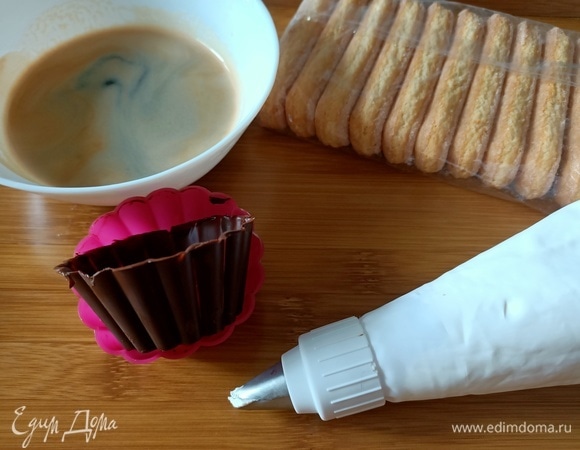 Сварить кофе. Печенье разделить на две или три части, в зависимости от того, какого размера у вас форма. Аккуратно достать корзинки из форм.